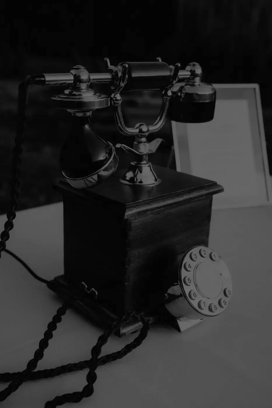 Téléphone vintage sur une table de mariage, un message suffit