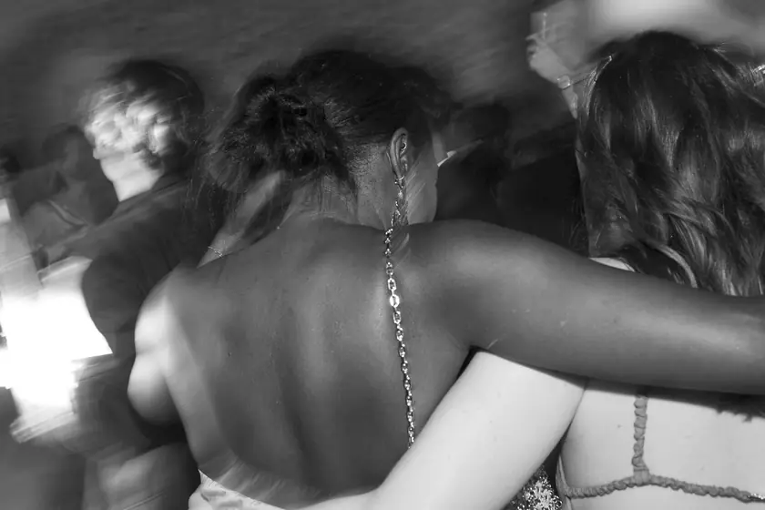 Invités enlacés sur la piste de danse, image floue en mouvement
