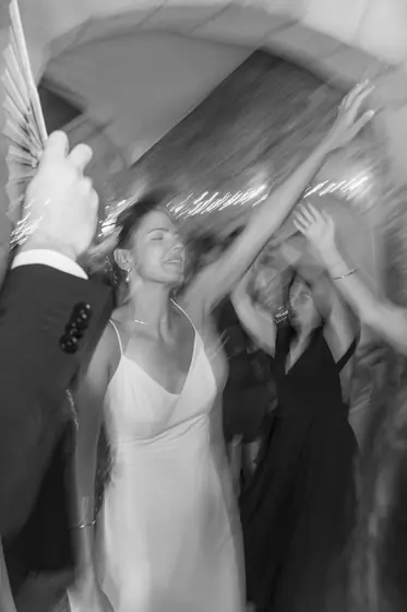 Mariée dansant les bras levés, flou de mouvement