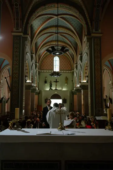 Cérémonie religieuse dans une chapelle aux voûtes peintes