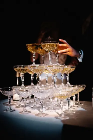Pyramide de coupes de champagne illuminée dans la nuit