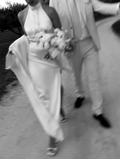 Mariés marchant avec un bouquet, légère impression de mouvement