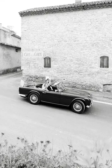 Cabriolet ancien noir sur une rue de village