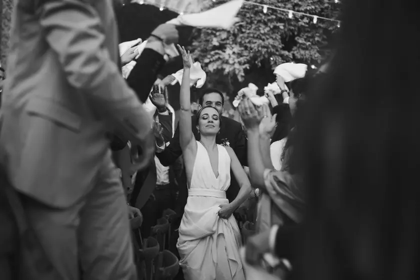 Mariée dansant au milieu d'invités qui agitent des serviettes