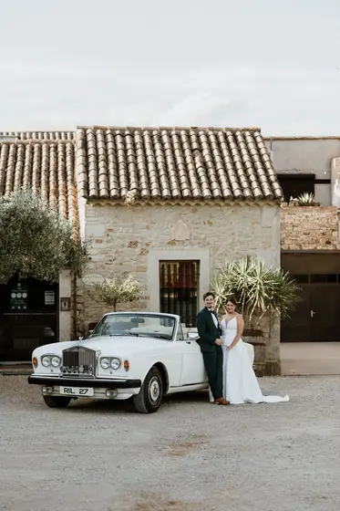 Mariés devant une bastide et une Rolls-Royce blanche décapotable