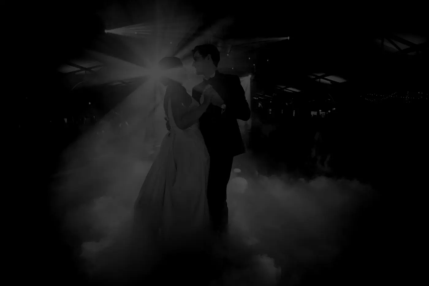 Danse dans la fumée sous les projecteurs