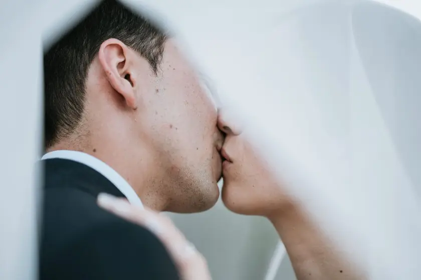 Baiser en gros plan derrière le voile