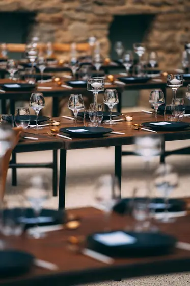 Table de banquet élégante aux assiettes sombres