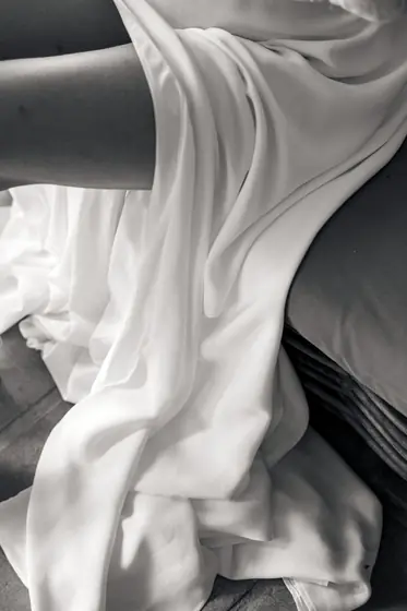 Détail d'un tissu de robe blanche pendant une étreinte