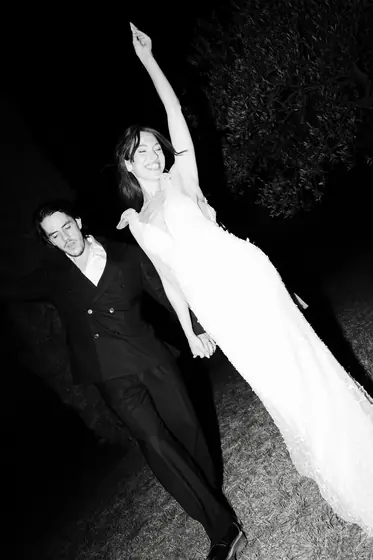 Couple dansant de nuit, bras levé, photo au flash