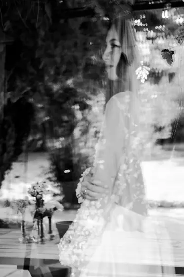 Mariée vue à travers un reflet de vitre, effet de double exposition
