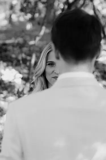 Marié de dos face à la mariée dans un jardin