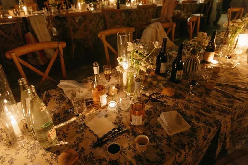 Table de dîner éclairée à la bougie, vue de dessus