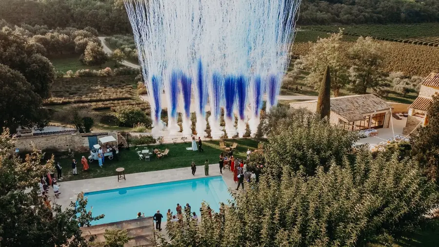 Vue aérienne d'une piscine et d'un jet de fontaines d'étincelles bleues